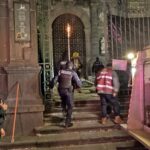 Atentan contra el patrimonio histórico: Incendian portón norte de la Catedral de Puebla